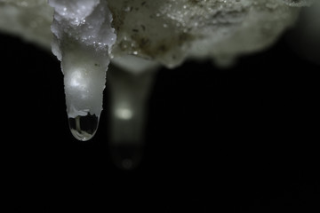 Obraz na płótnie Canvas drop of water on an active stlactite