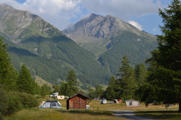 Fototapeta na wymiar kamperen in de Franse Alpen