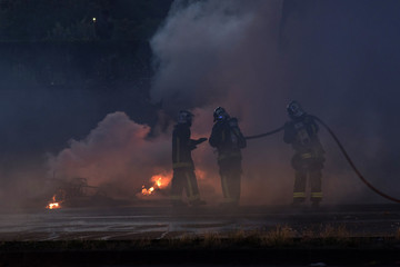 Obraz premium strażacy w akcji podczas pożaru