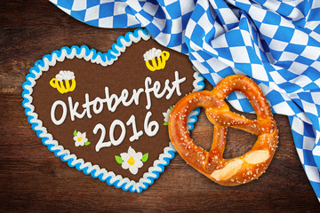 oktoberfest wood background with pretzel gingerbread heart and bavarian flag / Oktoberfest holz hintergrund mit Lebkuchenherz Brezel und bayrischer flagge 