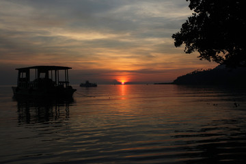 Fototapeta na wymiar zachód słońca nad wodą