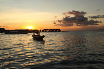 Fototapeta na wymiar łódź o zachodzie słońca