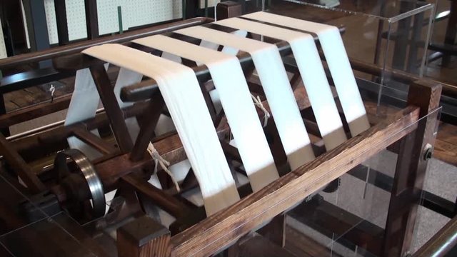 昭和初期の機織機/福井県勝山市のはたや記念館に展示されている機織機各種