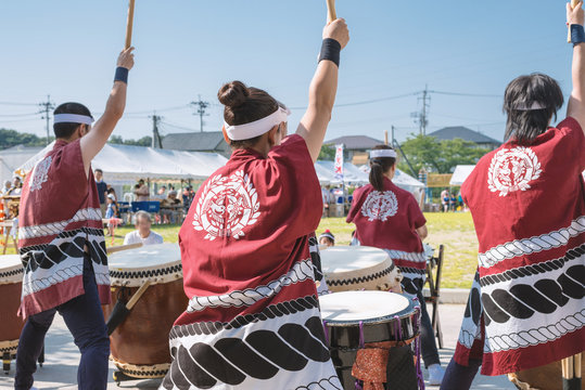夏祭り和太鼓演奏の風景