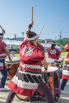 夏祭り和太鼓演奏の風景