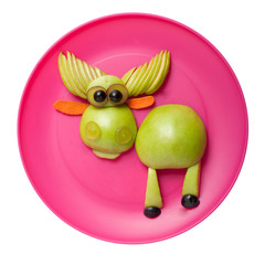 Gunny elk made of green apple on pink plate