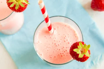 Papier Peint photo Lavable Milk-shake Strawberry smoothie with yogurt