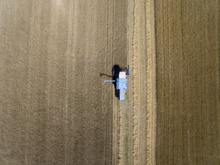 Zdjęcie z drona kombajnu podczas żniw na polskiej wsi