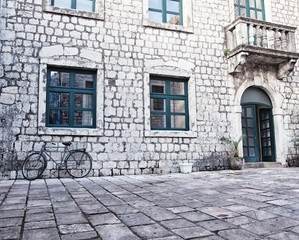 Fototapeta na wymiar retro bike at home in an old European town