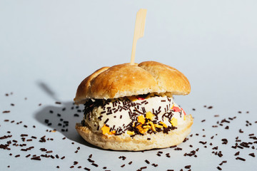 Vanilla ice cream burger - 117965034