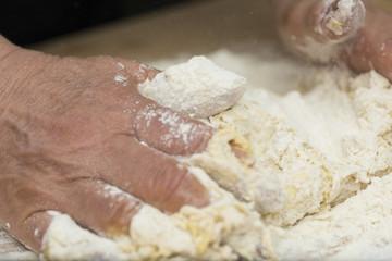 Woman who kneads the homemade pasta to prepare lasagna and tagliatelle.