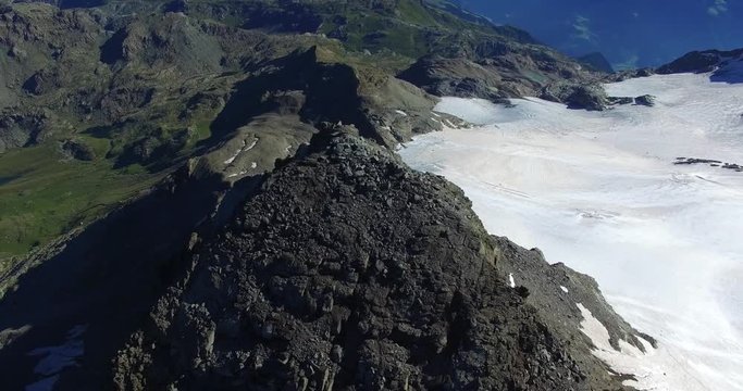 Vetta di montagna e ghiacciaio - Vista aerea