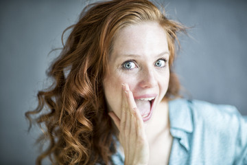 Frau Hand vorm Mund 