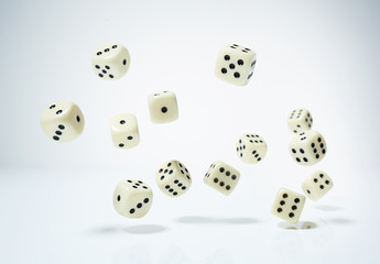 Spielwürfel - weiß - fallen 2