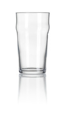 Pintglas vor weißen Hintergrund