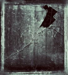 Fenster mit gebrochenem Glas im Retro Stil