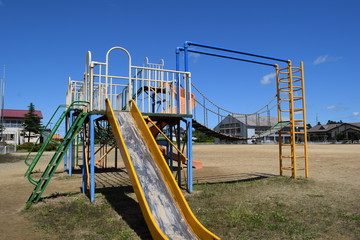 小学校の校庭に設置された遊具