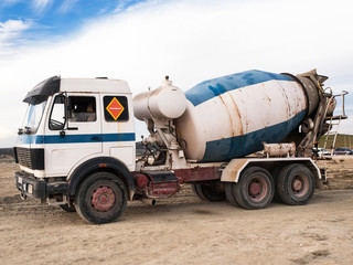 Camión hormigonera para trabajos de construcción. Vista de frente