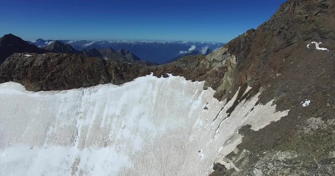 Vista aerea su ghiacciaio in alta montagna