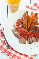 Roast fillet beef with potatoes