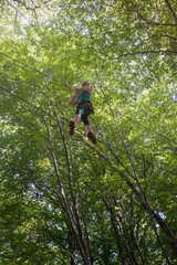 jeune femme faisant de aventure