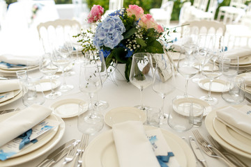 Bouquet of pink roses and blue hydrangea stands in the middle of