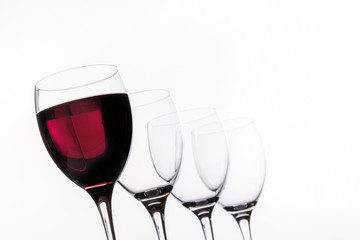 Weingläser leer und mit Rotwein gefüllt in Reihe und Untersicht, Nahaufnahme