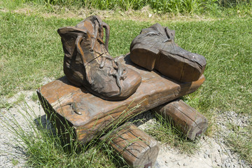 Carved shoe with lizards.