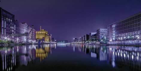 Duisburg Innenhafen bei Nacht