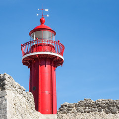 Nahaufnahme eines alten roten Leuchtturms in Figueira da Foz, Portugal