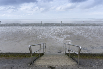 Treppe ins Wattenmeer bei Ebbe, Norddeich, Nordsee, Ostfriesland, Niedersachsen, Deutschland © lichtbildmaster