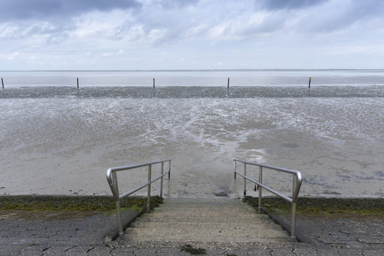 Treppe ins Wattenmeer bei Ebbe, Norddeich, Nordsee, Ostfriesland, Niedersachsen, Deutschland