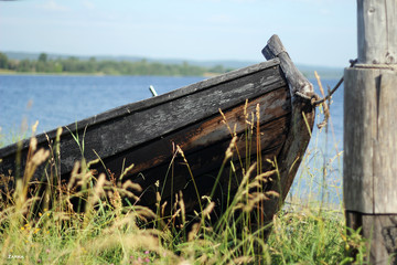 Fototapeta na wymiar bateau échoué en Russie