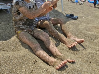 海水浴場で砂まみれの子ども足