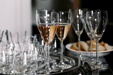 Daylights sparkle over the champagne flutes