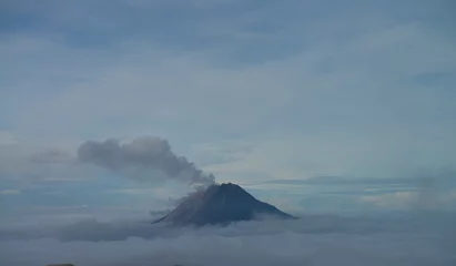 Fotobehang sinabung volcano © naturalvigator