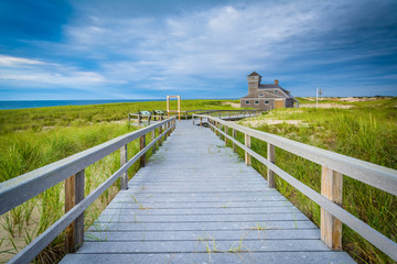 Obraz premium Boardwalk and the Old Harbor U.S. Life Saving Station, at Race P