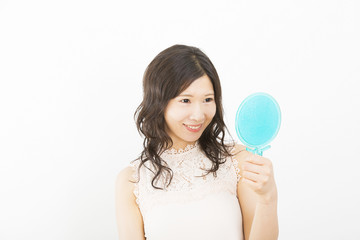 ビューティーイメージ　ミドル女性　手鏡を見る　白バック