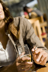 femme dans un café qui fume en buvant une bière