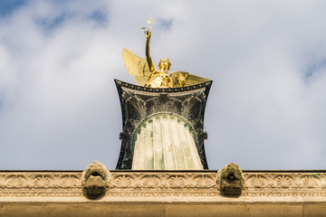 Friedensengel in München von unten