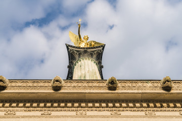 Münchner Friedensengel auf Säulentempel von unten