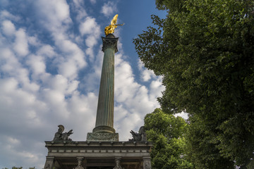 Friedensengel München auf Säulentempel von seitlich links