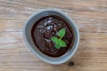 barbecue sauce dip makro auf holz hintergrund