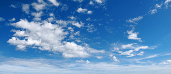 Blauer Himmel mit leichter Bewölkung