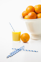 Orangen und Orangensaft gehören zu jedem guten Frühstück. 