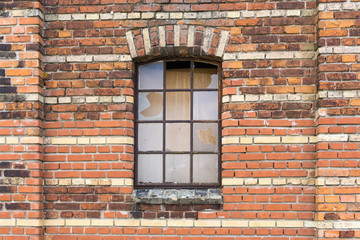 Zerbrochenes Fenster in einer Mauer