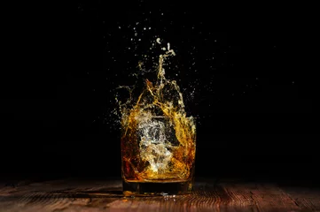 Foto op Plexiglas Alcohol cognac op de houten tafel