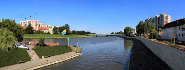 Panorama ujścia kanału Młynówka do Odry w Opolu. - obrazy, fototapety, plakaty