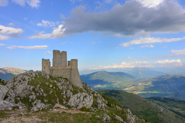 Fototapeta na wymiar Rocca Calascio (Abruzzo, Italy) - Medieval castle in the National Park of Gran Sasso