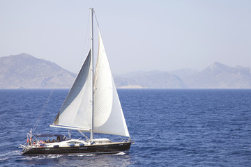 Fototapeta na wymiar sail boat on the sea